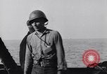 Standbild älteren italienischen zivilen auf US-Zerstörer Salerno Italien, 1943, aus Sekunde 50 historischem Filmmaterial Videoclip 65675030927