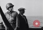 Standbild älteren italienischen zivilen auf US-Zerstörer Salerno Italien, 1943, aus Sekunde 51 historischem Filmmaterial Videoclip 65675030927