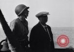 Standbild älteren italienischen zivilen auf US-Zerstörer Salerno Italien, 1943, aus Sekunde 52 historischem Filmmaterial Videoclip 65675030927