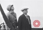 Standbild älteren italienischen zivilen auf US-Zerstörer Salerno Italien, 1943, aus Sekunde 53 historischem Filmmaterial Videoclip 65675030927
