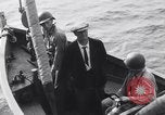 Standbild älteren italienischen zivilen auf US-Zerstörer Salerno Italien, 1943, aus Sekunde 54 historischem Filmmaterial Videoclip 65675030927