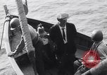Standbild älteren italienischen zivilen auf US-Zerstörer Salerno Italien, 1943, aus Sekunde 55 historischem Filmmaterial Videoclip 65675030927
