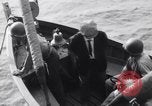 Standbild älteren italienischen zivilen auf US-Zerstörer Salerno Italien, 1943, aus Sekunde 56 historischem Filmmaterial Videoclip 65675030927