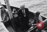 Standbild älteren italienischen zivilen auf US-Zerstörer Salerno Italien, 1943, aus Sekunde 57 historischem Filmmaterial Videoclip 65675030927