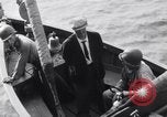 Standbild älteren italienischen zivilen auf US-Zerstörer Salerno Italien, 1943, aus Sekunde 58 historischem Filmmaterial Videoclip 65675030927
