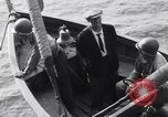 Standbild älteren italienischen zivilen auf US-Zerstörer Salerno Italien, 1943, aus Sekunde 59 historischem Filmmaterial Videoclip 65675030927