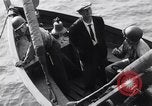 Standbild älteren italienischen zivilen auf US-Zerstörer Salerno Italien, 1943, aus Sekunde 60 historischem Filmmaterial Videoclip 65675030927