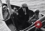 Standbild älteren italienischen zivilen auf US-Zerstörer Salerno Italien, 1943, aus Sekunde 61 historischem Filmmaterial Videoclip 65675030927