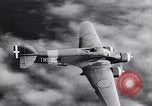 Image italien d'avions et d'équipages reddition à l'aérodrome de Catane Catania Sicile Italie, 1943, de la seconde 16 séquences d'archives historiques vidéo 65675030939