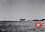 Image italien d'avions et d'équipages reddition à l'aérodrome de Catane Catania Sicile Italie, 1943, de la seconde 24 séquences d'archives historiques vidéo 65675030939
