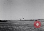 Image italien d'avions et d'équipages reddition à l'aérodrome de Catane Catania Sicile Italie, 1943, de la seconde 25 séquences d'archives historiques vidéo 65675030939