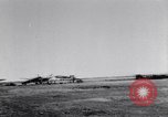 Image italien d'avions et d'équipages reddition à l'aérodrome de Catane Catania Sicile Italie, 1943, de la seconde 27 séquences d'archives historiques vidéo 65675030939