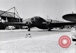 Image italien d'avions et d'équipages reddition à l'aérodrome de Catane Catania Sicile Italie, 1943, de la seconde 28 séquences d'archives historiques vidéo 65675030939