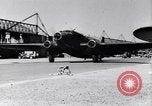 Image italien d'avions et d'équipages reddition à l'aérodrome de Catane Catania Sicile Italie, 1943, de la seconde 29 séquences d'archives historiques vidéo 65675030939
