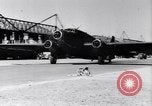 Image italien d'avions et d'équipages reddition à l'aérodrome de Catane Catania Sicile Italie, 1943, de la seconde 30 séquences d'archives historiques vidéo 65675030939