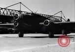 Image italien d'avions et d'équipages reddition à l'aérodrome de Catane Catania Sicile Italie, 1943, de la seconde 33 séquences d'archives historiques vidéo 65675030939