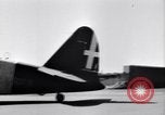 Image italien d'avions et d'équipages reddition à l'aérodrome de Catane Catania Sicile Italie, 1943, de la seconde 42 séquences d'archives historiques vidéo 65675030939