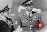 Image italien d'avions et d'équipages reddition à l'aérodrome de Catane Catania Sicile Italie, 1943, de la seconde 57 séquences d'archives historiques vidéo 65675030939