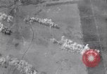 Image bombardement Pratica di Mare aérodrome Pratica di Mare Italie, 1943, de la seconde 43 séquences d'archives historiques vidéo 65675030941