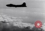 Standbild B-17 Bomber Bologna (Italien), 1943, aus Sekunde 22 historischem Filmmaterial Videoclip 65675030942