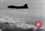 Standbild B-17 Bomber Bologna (Italien), 1943, aus Sekunde 23 historischem Filmmaterial Videoclip 65675030942