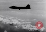Standbild B-17 Bomber Bologna (Italien), 1943, aus Sekunde 25 historischem Filmmaterial Videoclip 65675030942