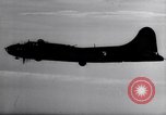 Standbild B-17 Bomber Bologna (Italien), 1943, aus Sekunde 40 historischem Filmmaterial Videoclip 65675030942
