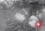 Standbild B-17 Bomber Bologna (Italien), 1943, aus Sekunde 45 historischem Filmmaterial Videoclip 65675030942