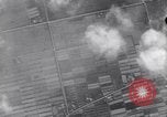Standbild B-17 Bomber Bologna (Italien), 1943, aus Sekunde 50 historischem Filmmaterial Videoclip 65675030942