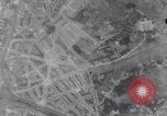 Standbild B-17 Bomber Bologna (Italien), 1943, aus Sekunde 51 historischem Filmmaterial Videoclip 65675030942