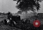 Standbild frühe Modelle Ford Fordson Traktor Dearborn Michigan USA, 1917, aus Sekunde 14 historischem Filmmaterial Videoclip 65675030950