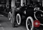 Image dix millionième Model-T Ford Highland Park Michigan USA, 1924, de la seconde 14 séquences d'archives historiques vidéo 65675030954