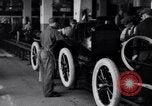 Image dix millionième Model-T Ford Highland Park Michigan USA, 1924, de la seconde 15 séquences d'archives historiques vidéo 65675030954