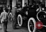 Image dix millionième Model-T Ford Highland Park Michigan USA, 1924, de la seconde 17 séquences d'archives historiques vidéo 65675030954