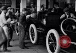 Image dix millionième Model-T Ford Highland Park Michigan USA, 1924, de la seconde 18 séquences d'archives historiques vidéo 65675030954