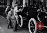 Image dix millionième Model-T Ford Highland Park Michigan USA, 1924, de la seconde 19 séquences d'archives historiques vidéo 65675030954