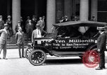 Image dix millionième Ford cortège Highland Park Michigan USA, 1924, de la seconde 11 séquences d'archives historiques vidéo 65675030955
