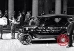 Image dix millionième Ford cortège Highland Park Michigan USA, 1924, de la seconde 12 séquences d'archives historiques vidéo 65675030955