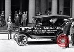 Image dix millionième Ford cortège Highland Park Michigan USA, 1924, de la seconde 13 séquences d'archives historiques vidéo 65675030955