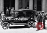 Image dix millionième Ford cortège Highland Park Michigan USA, 1924, de la seconde 14 séquences d'archives historiques vidéo 65675030955