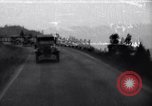 Standbild zehnmillionste Ford Wagenkolonne United States USA, 1924, aus Sekunde 1 historischem Filmmaterial Videoclip 65675030956