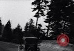 Standbild zehnmillionste Ford Wagenkolonne United States USA, 1924, aus Sekunde 43 historischem Filmmaterial Videoclip 65675030956