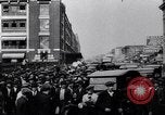 Standbild zehnmillionste Ford Wagenkolonne Highland Park Michigan USA, 1924, aus Sekunde 16 historischem Filmmaterial Videoclip 65675030957