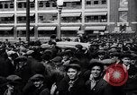 Standbild zehnmillionste Ford Wagenkolonne Highland Park Michigan USA, 1924, aus Sekunde 19 historischem Filmmaterial Videoclip 65675030957