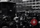 Standbild zehnmillionste Ford Wagenkolonne Highland Park Michigan USA, 1924, aus Sekunde 28 historischem Filmmaterial Videoclip 65675030957