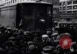 Standbild zehnmillionste Ford Wagenkolonne Highland Park Michigan USA, 1924, aus Sekunde 29 historischem Filmmaterial Videoclip 65675030957