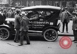 Standbild zehnmillionste Ford in New York New York United States USA, 1924, aus Sekunde 12 historischem Filmmaterial Videoclip 65675030959