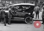 Standbild zehnmillionste Ford in New York New York United States USA, 1924, aus Sekunde 13 historischem Filmmaterial Videoclip 65675030959