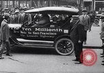 Standbild zehnmillionste Ford in New York New York United States USA, 1924, aus Sekunde 15 historischem Filmmaterial Videoclip 65675030959