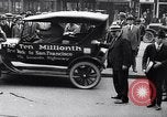 Standbild zehnmillionste Ford in New York New York United States USA, 1924, aus Sekunde 16 historischem Filmmaterial Videoclip 65675030959